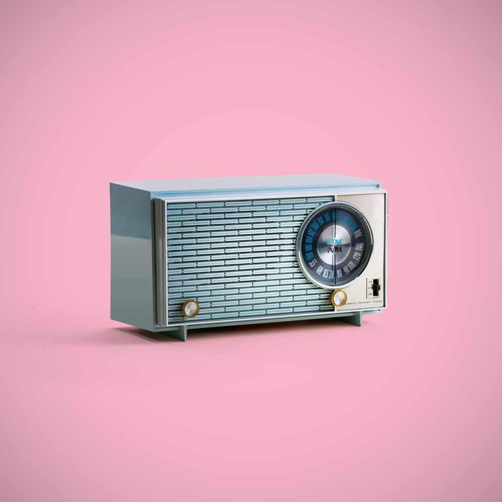 vintage-radio-with-clipping-path-picture-id485882705